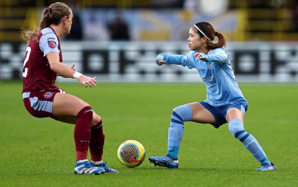 Yui Hasegawa of Manchester City runs with the ball whilst under pressure from Simone Magill o