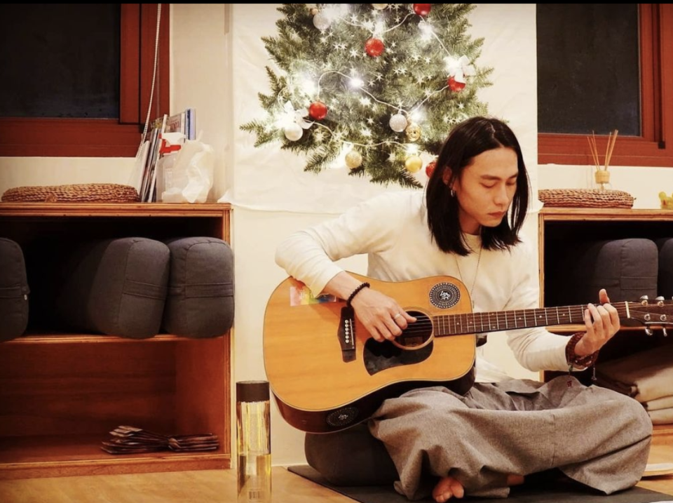 Taiwan-based, Netflix’s The Ghost Bride actor Tze Kuang Tian showed off his musical skill. (PHOTO: Tze Kuang Tian Instagram) 