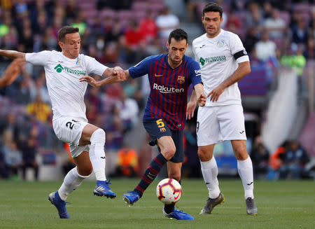 Soccer Football - La Liga Santander - FC Barcelona v Getafe - Camp Nou, Barcelona, Spain - May 12, 2019 Barcelona's Sergio Busquets in action with Getafe's Nemanja Maksimovic and Jorge Molina REUTERS/Susana Vera