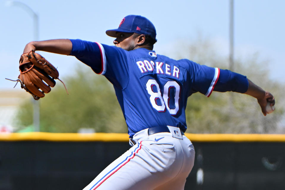 SURPRISE, ARIZONA - 25 MAART 2023: Kumar Rocker #80 van de Texas Rangers gooit een worp tijdens een minor league voorjaarswedstrijd tegen de Kansas City Royals in Surprise Stadium op 25 maart 2023 in Surprise, Arizona. (Foto door David Durochik/Diamond Images via Getty Images)