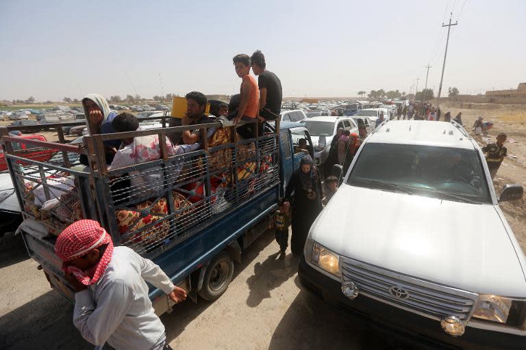 Iraqi families, who fled Ramadi after it was seized by Islamic State militants, wait to cross Bzeibez bridge, on the southwestern frontier of Baghdad, on May 22, 2015