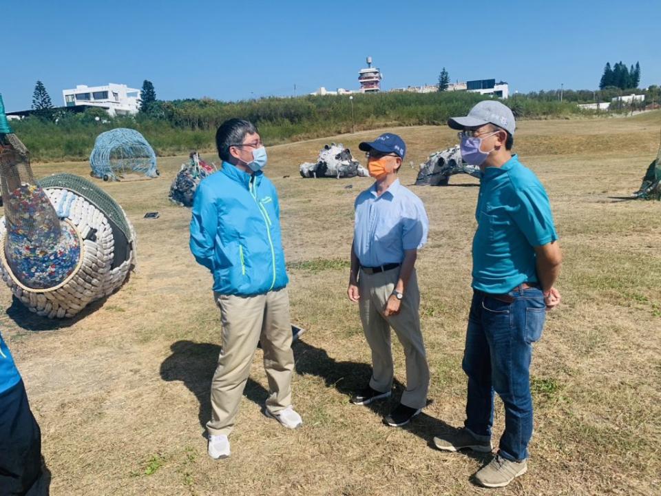 澎湖海廢藝術品落腳東衛石雕園區。（記者張翔翻攝）