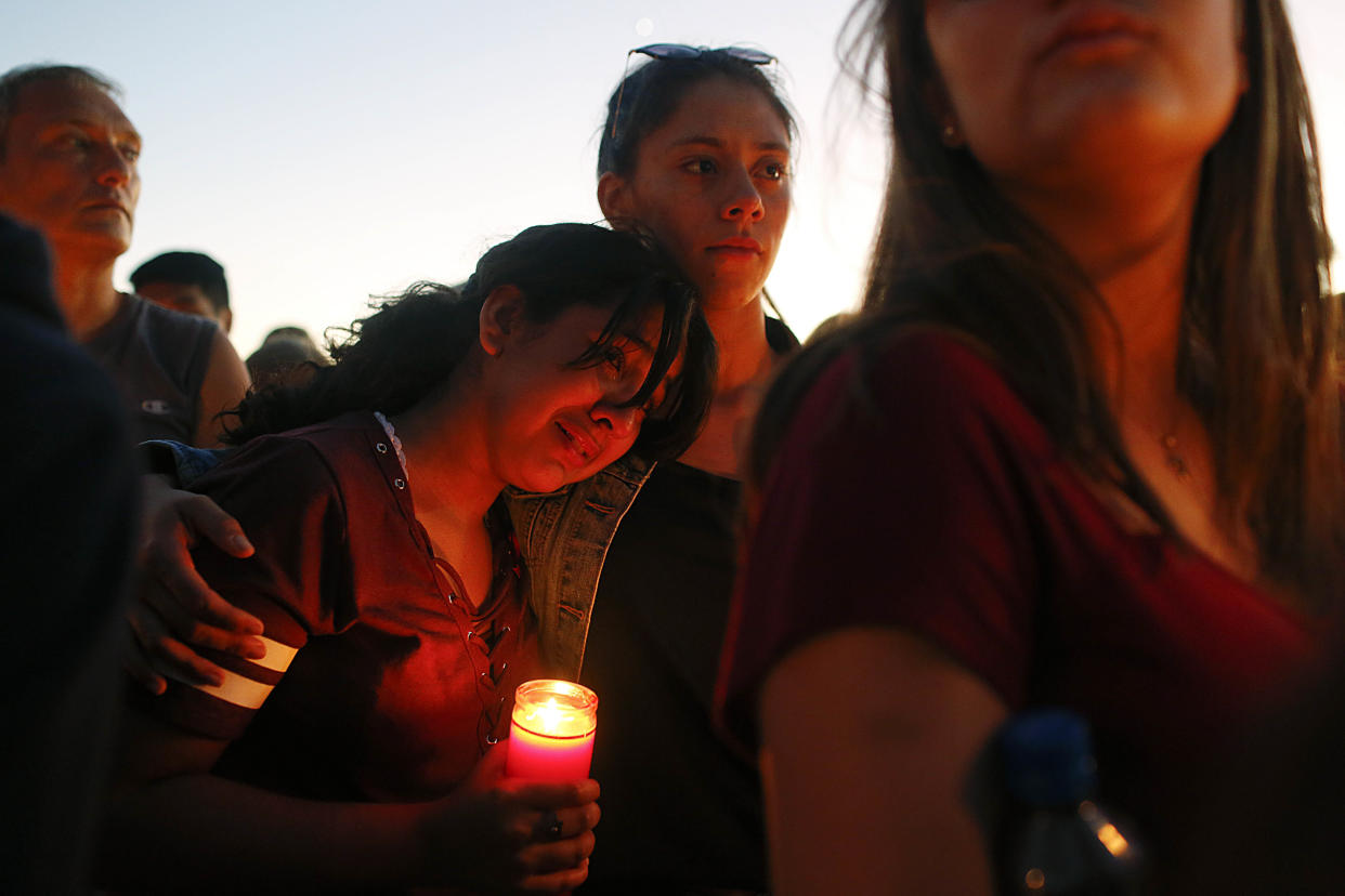 Mitschüler gedenken der Opfer an der Marjory Stoneman Douglas High School (Bild: AP Photo/Brynn Anderson)