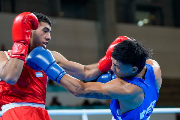 Este jueves, el boxeador argentino Luciano Amaya derrotó al peruano Leodan Pezo Saboya en los 16vos de final de la categoría 63,5 kg