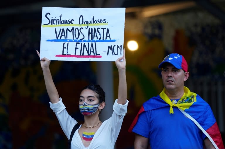 La venezolana Barbara Zapata levanta un letrero el 31 de julio en Ciudad de Panamá durante una protesta contra los resultados del CNE que dieron la victoria a Nicolás Maduro (ARNULFO FRANCO)