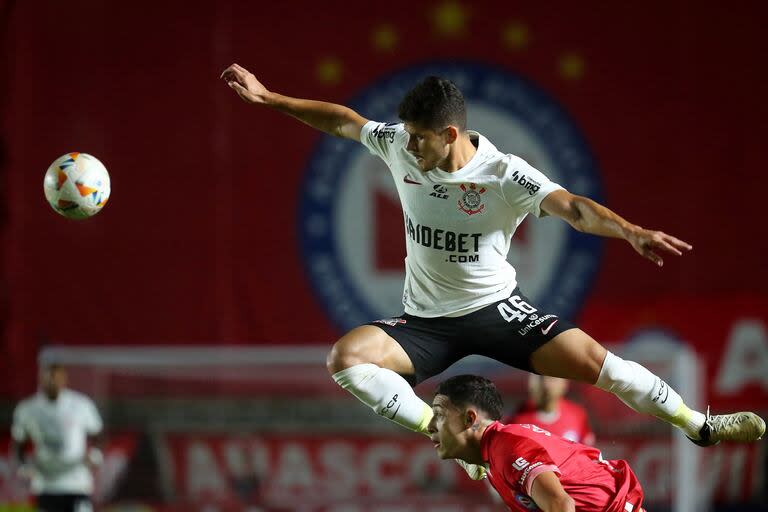 Hugo, defensor brasileño de Corinthians, será titular en el duelo de este martes ante Argentinos 