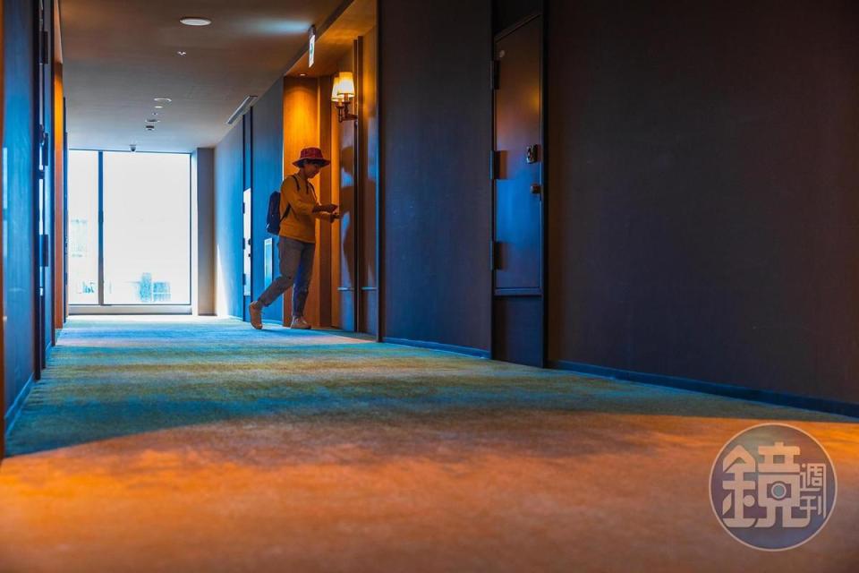 飯店透過配色，讓住客從2樓check in大廳進入到客房區時，宛如從深水區游向淺水區，金黃色的地毯象徵著陸地上的沙灘。