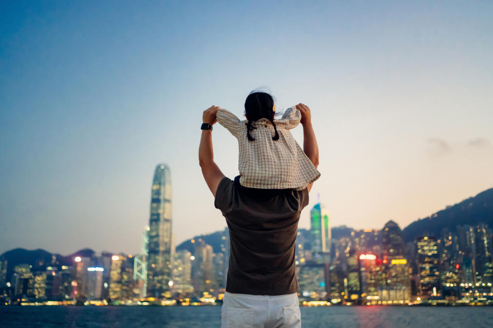 過「高才通」獲准來港後，可為合法配偶(包括同性)及18歲以下未婚的受養子女申請來港，其獲准後亦可在香港就業或就讀而不會受到限制。