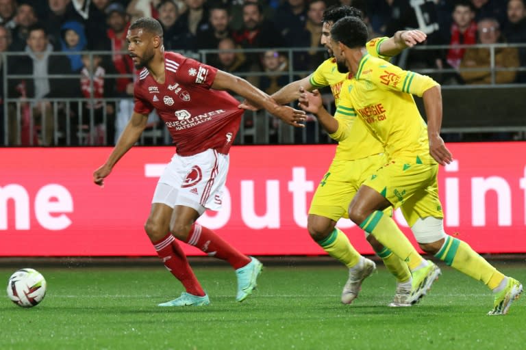 L'attaquant de Brest Steve Mounié (g) freiné par le défenseur de Nantes Eray Comert, le 4 mai 2024 au stade Francis-Le Blé (FRED TANNEAU)