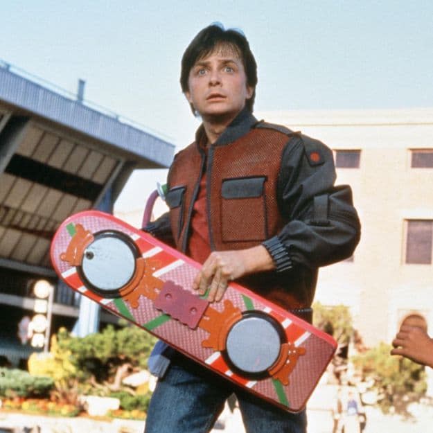Marty Mc Fly (Michael J. Fox) et son hoverboard dans Retour vers le Futur 2. - Universal Pictures