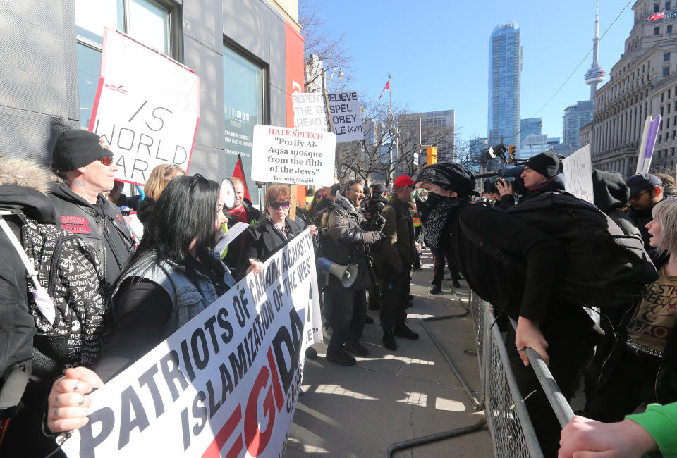 Far-right demonstrators and counterprotesters in Toronto in March 2019. (Photo: Steve Russell via Getty Images)