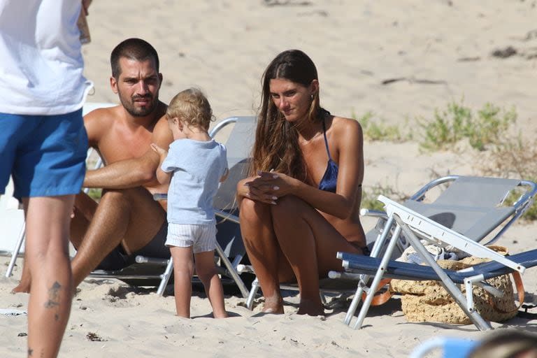 Lola Latorre aprovechó una tarde de sol y playa junto a su pareja, Felipe Ossana. Ambos fueron fotografiados junto a un pequeño niño, que pareciera ser conocido de ambos