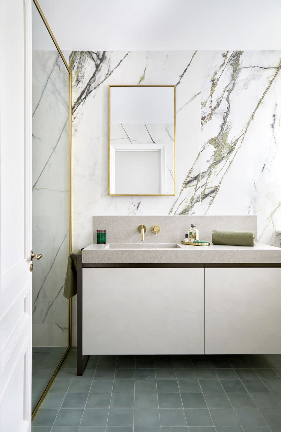 a bathroom with a mirror and vanity unit