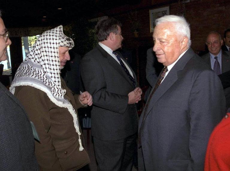 A picture provided by the Israeli Government Press Office (GPO) dated October 21, 1998 shows Palestinian leader Yasser Arafat (L)next to Israeli Prime Minister Ariel Sharon (R) during the Wye River Peace talks in Wye Mills, MD