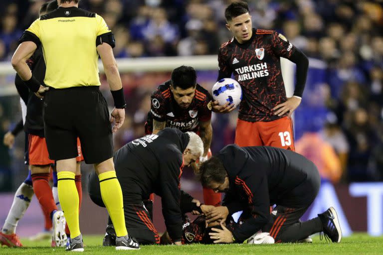 Aliendro, en el piso, atendido por el médico y el kinesiólogo de River; fue un gran susto para todos