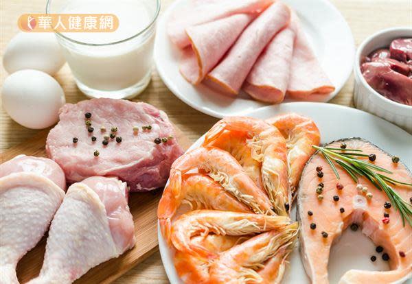 牛奶之外，蛋類、豆類、魚類、海鮮、肉類也都含有豐富的蛋白質，應攝取多元化的飲食才健康。