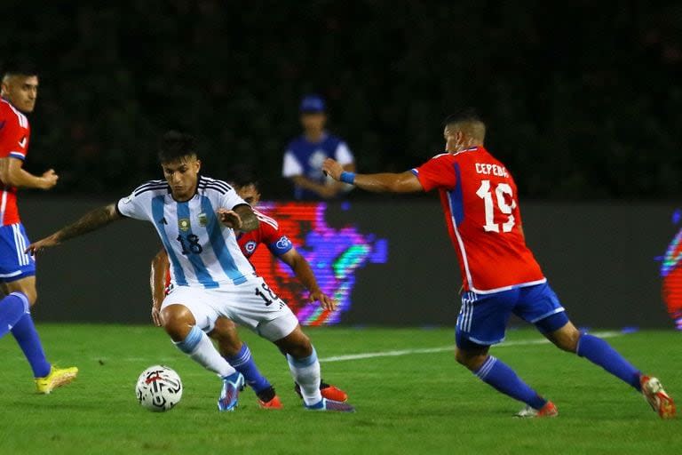 Santiago Castro, autor de un gol, se abre para escapar de Lucas Cepeda.