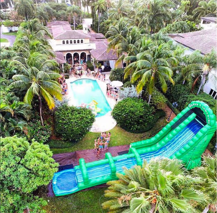 <p>Wenn die High Society in Miami zur Pool Party lädt, dann gibt’s Spaß satt! Da wird schon mal eine gigantische Wasserrutsche im Garten installiert. Für den Nachwuchs ist schließlich nichts zu teuer. (Bild: Instagram/therichkidsofmiami) </p>