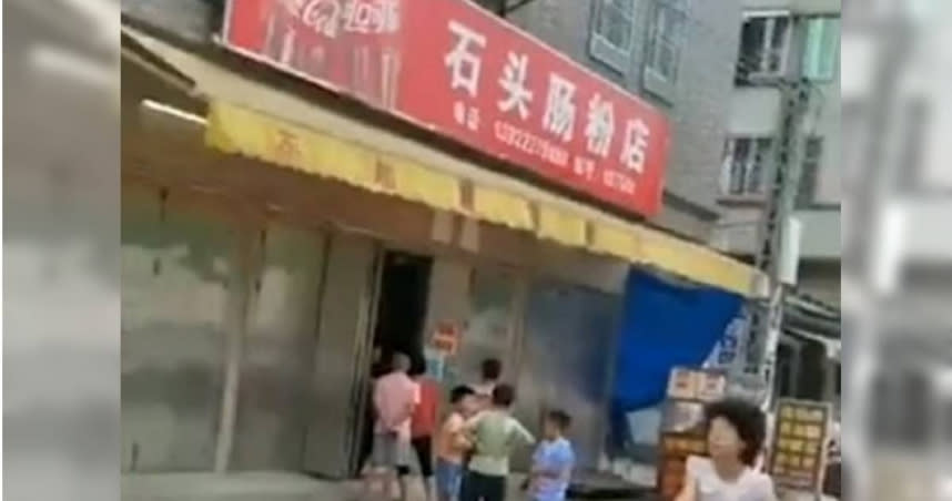 中國廣東省揭陽市於2020年爆發「米酵菌酸」11人集體食物中毒案，最終導致1名6歲男童不幸身亡。（圖／擷取自微博影片）