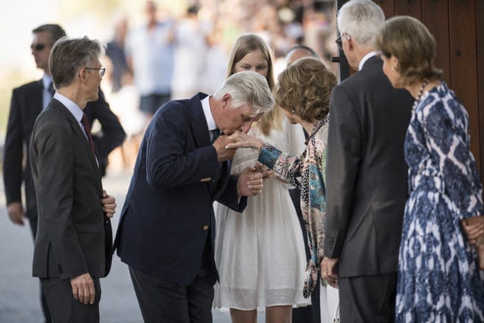 El rey Felipe de Bélgica saludando a la reina Sofía