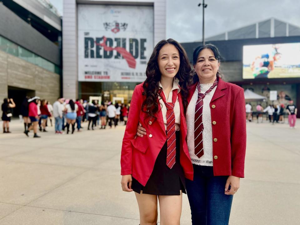 Muchas madres acompañaron a sus hijas a los conciertos de RBD y disfrutaron al cantar las canciones del grupo.