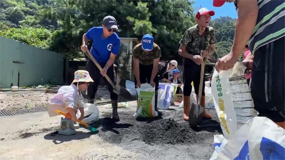 南投仁愛鄉防颱如臨大敵　村民總動員築「沙包牆」