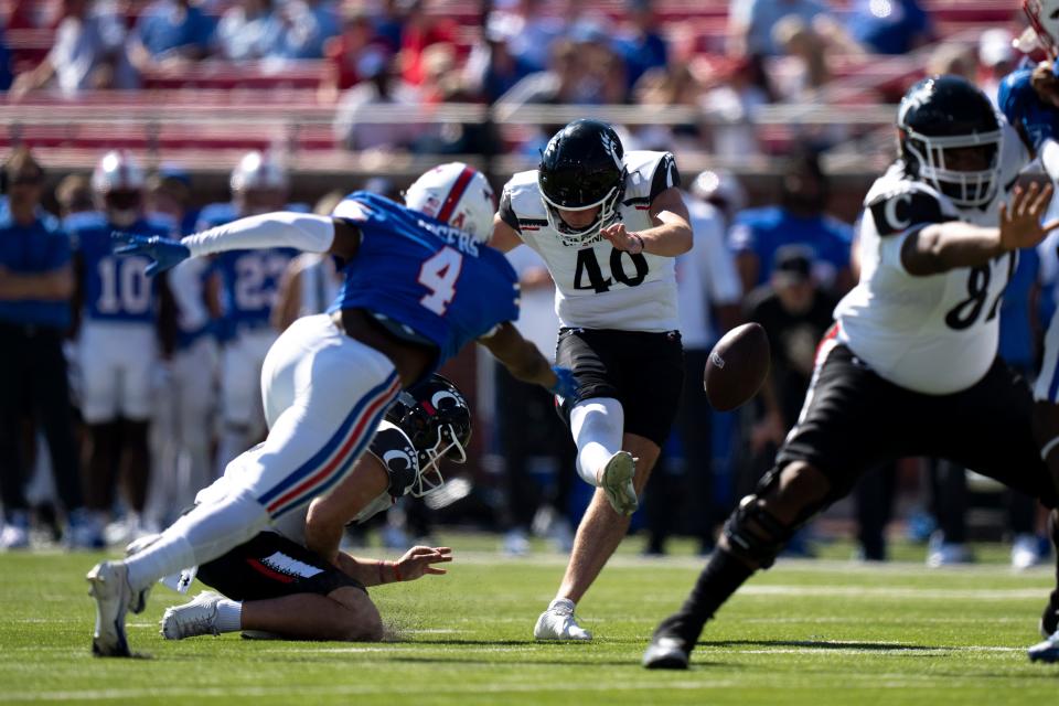 Cincinnati Bearcats place kicker Ryan Coe (40) hits a field goal in the third quarter of the American Athletic Conference game at Gerald J. Ford Stadium in Dallas on Saturday, Oct. 22, 2022. Cincinnati Bearcats defeated Southern Methodist Mustangs 29-27. 