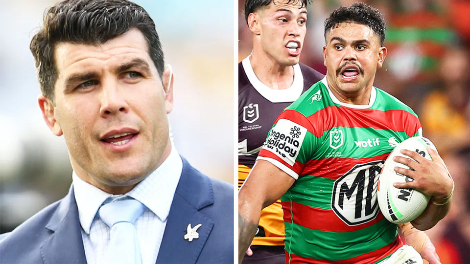 Michael Ennis während des Kommentars und Latrell Mitchell spielt den Ball.