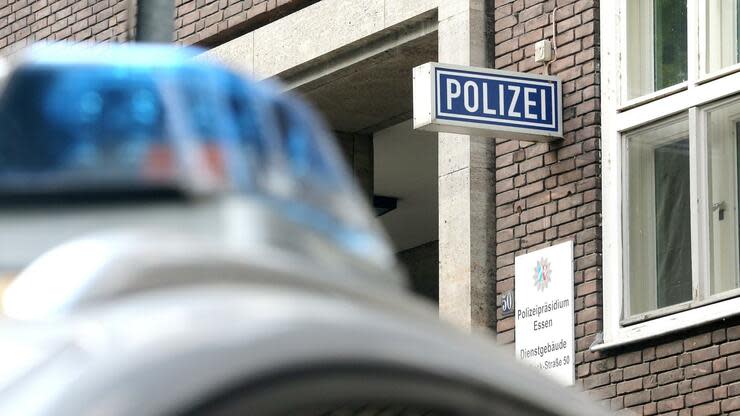 Rund 30 Polizisten, die meisten Beamten davon in Mülheim, stehen unter Verdacht, jahrelang rechstextremen Chat-Gruppen angehört zu haben. Foto: dpa
