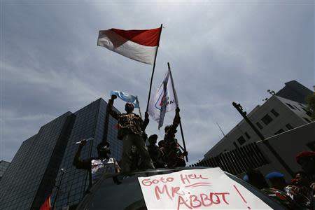 Protesters shout slogans during a demonstration in front of the Australian embassy in Jakarta, November 21, 2013. Australia warned travellers to Indonesia of a planned demonstration at its embassy in Jakarta on Thursday as anger grows over reports Canberra spied on top Indonesians, including the president and his wife. REUTERS/Beawiharta