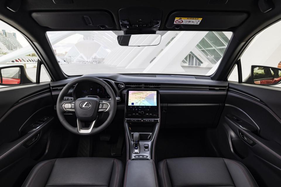 內裝設計採TAZUNA全環繞駕駛座艙設計，同時全車系搭載9.8吋觸控式螢幕。
