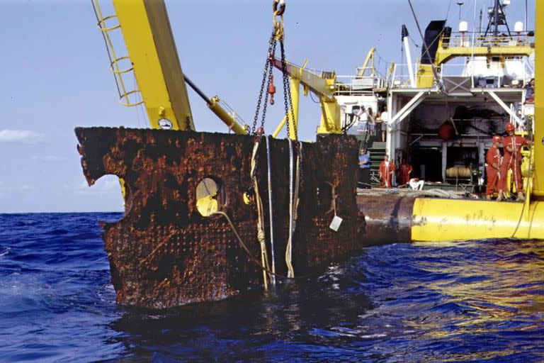 Una expedición saca a flote una parte del casco del Titanic 