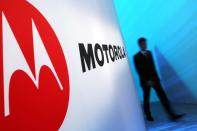 <b>Motorola, dal successo alla lotta per la salvezza</b><br><br> Altra vittima del ritardo nell’innovazione è lo storico marchio Motorola. L’azienda che ha inventato il telefono cellulare è rimasta schiacciata della tecnologia, vittima anche di anni di gestione frenetica e di una politica di sviluppo che è stata difficile da creare all’interno di una struttura dalla mentalità troppo industriale. Motorola, scampata per un soffio al fallimento, ha puntato anche sullo scorporo della società per salvarsi, dividendo la parte della telefonia cellulare da quella delle tecnologie radiofoniche. Ma il risultato non è cambiato e i numeri sono ben diversi da quelli che caratterizzavano il suo florido giro d’affari negli anni del boom della telefonia.