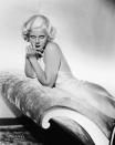 <p>Vor Marylin Monroe war Jean Harlow. Ihr sexy-mondäner Style machte die Schauspielerin zur ersten blonden Sexbombe Hollywoods. Aber mal ehrlich: Welcher Mann kann diesen smokey „Come-to-bed-Eyes“ zum weißen Satindress schon wiederstehen? </p>