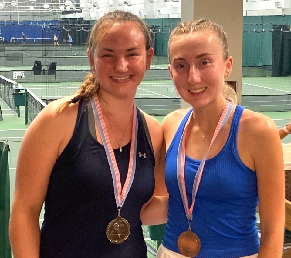 Lauren Richmond, a la izquierda, y Anna Poranski posan después de competir en la final del jueves para la división de solteros menores de 18 años del torneo de tenis Junior City Rec, celebrado en Westwood Racquet Club.  Poranski ganó 6-4, 4-6, 7-5.