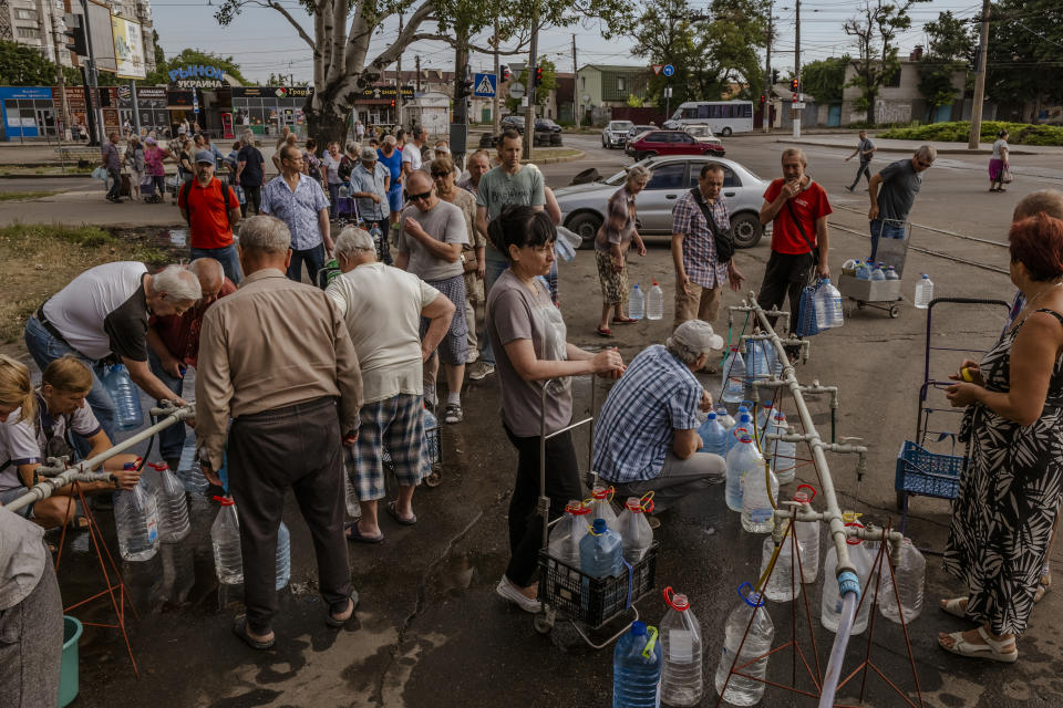 Residentes se forman en un punto de distribución de agua en Nikoláiev, Ucrania, el 22 de julio de 2022. (Daniel Berehulak/The New York Times)
