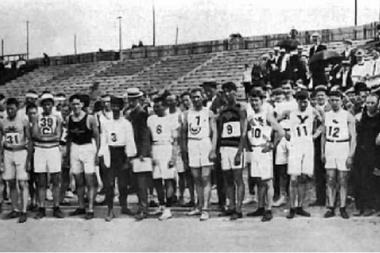 Los competidores de la maratón de los JJOO de San Luis 1904, minutos antes de arrancar la carrera más bizarra de la historia