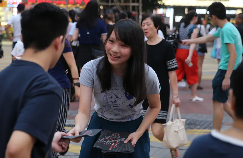 在「學民思潮」和「香港眾志」仍然運作時，不時可見到周庭在街頭派傳單。 (Photo by Sam Tsang/South China Morning Post via Getty Images)
