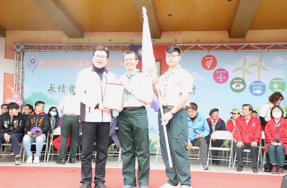 劉和然副市長(左1)表揚績優童軍團(重慶國中125童軍團).jpg