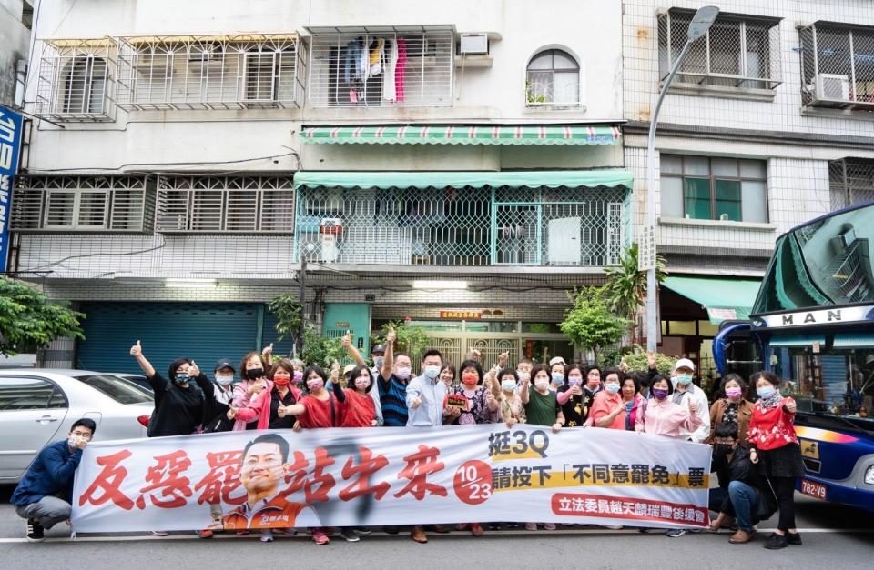 高雄民眾自發包車挺3Q反惡罷。   圖：立委趙天麟服務處提供