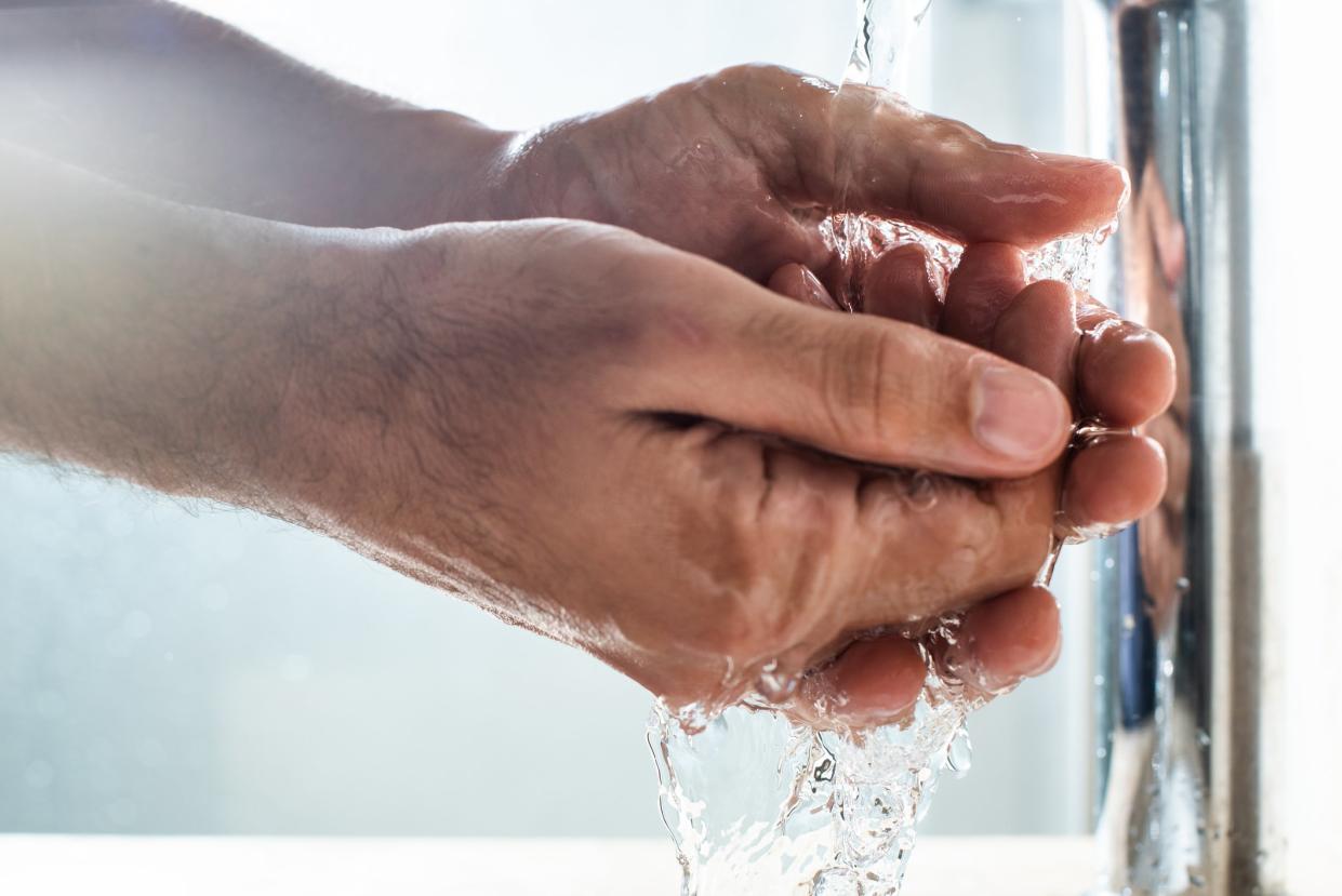 Wer aktuell bei den Energiekosten sparen will, sollte auch seinen Wasserverbrauch reduzieren und kontrollieren. - Copyright: Lucas Ninn via Getty Images