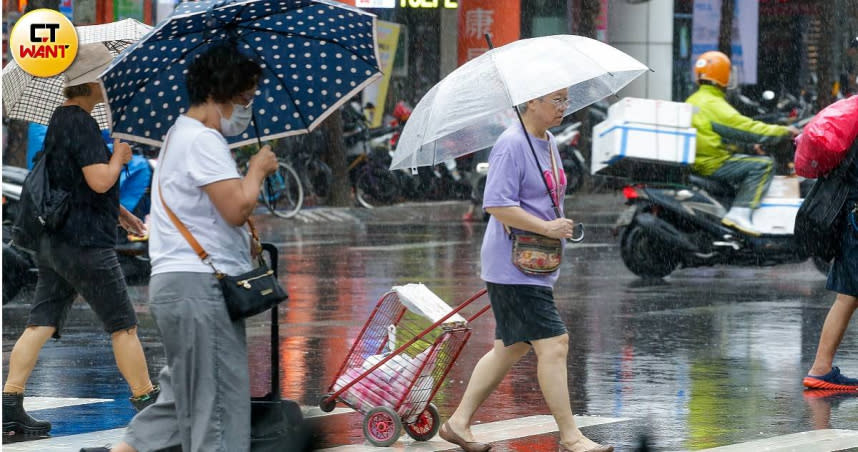 全台各地普遍高溫晴朗，但也要當心午後雷陣雨。（圖／黃耀徵攝）