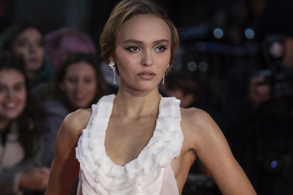 Per Lily-Rose Depp, figlia d’arte di Johnny Depp e Vanessa Paradis, un incidente hot sul red carpet della première di “The King”. L’attrice, che indossava un’ampia scollatura, ha dovuto coprire il seno con le mani. (Photo by Vianney Le Caer/Invision/AP)