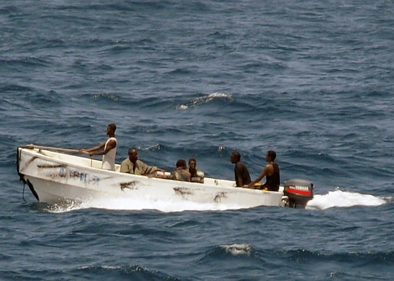 索馬利亞海盜駕駛小艇。   圖：翻攝自維基百科
