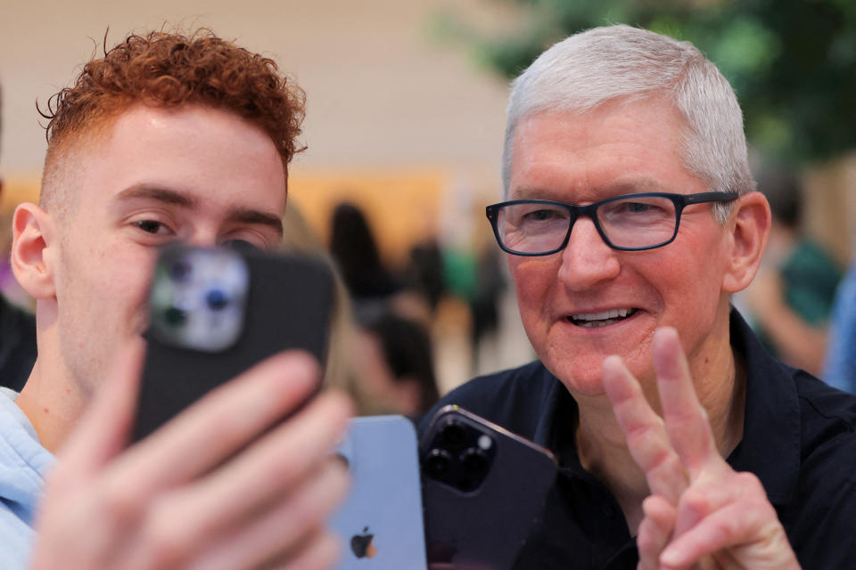Le PDG d'Apple, Tim Cook, pose pour un selfie au magasin Apple Fifth Avenue pour la sortie de la gamme Apple iPhone 14 à Manhattan, New York, États-Unis, le 16 septembre 2022. REUTERS/Andrew Kelly