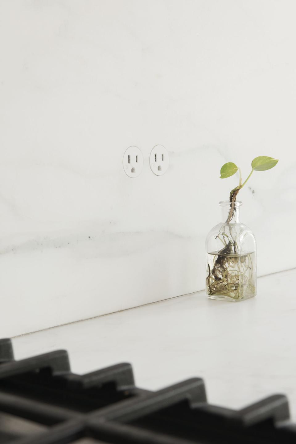 If you weren't looking for them, you wouldn't notice the ultra-subtle Boffi outlets embedded in the backsplash—and that's the point.