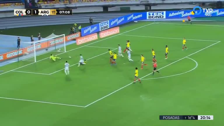 Leandro Paredes define de zurda ante David Ospina tras una maniobra de fútbol de salón en el área entre varios adversarios; a los 7 minutos, la Argentina se ponía 2-0 arriba de Colombia en la eliminatoria para el Mundial Qatar 2022.