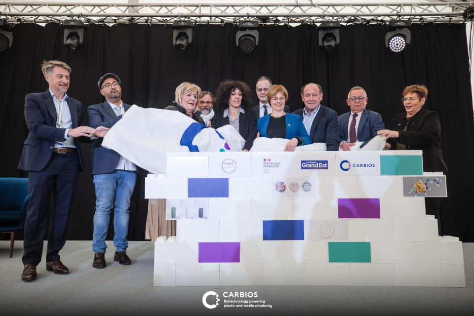 (de gauche à droite) : Emmanuel Ladent, CEO de CARBIOS ; Hamdi TOUDMA, Maire de Longlaville ; Françoise SOULIMAN, Préfet de Meurthe-et-Moselle ; Richard-Daniel BOISSON, Sous-préfet Val-de-Briey ; Chaynesse KHIROUNI, Présidente du Conseil départemental Meurthe-et-Moselle ; Mathieu Brandibat, Conseiller Matériaux Critiques et Durables SGPI ; Véronique GUILLOTIN, Sénatrice et Conseillère Régionale ; Philippe Pouletty, Président du Conseiller d’Administration de CARBIOS ; Serge de CARLI, Président de l’Agglomération de Longwy ; Martine ETIENNE, Députée