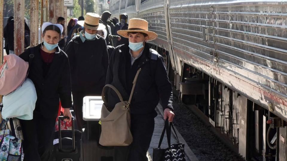 Grupo de amish en una estación de tren en Orlando, Florida, Estados Unidos.