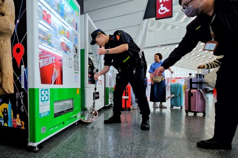 黃捷收恐嚇信遭勒索  警方持金屬探測器巡檢桃機 民進黨立委黃捷5日收到恐嚇信遭勒索新台幣800萬 元，有媒體報導，對方甚至預告要在桃園機場引爆炸 彈，警政署航空警察局保安警察大隊接獲訊息不敢掉 以輕心，採取最高等級作為因應，巡邏員警持金屬探 測器，在入出境航廈大廳等加強巡查。 中央社記者吳睿騏桃園機場攝  113年3月5日 